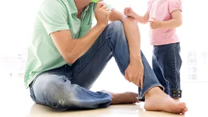 Senat: Concediul paternal se prelungeşte de la 5 la 10 zile lucrătoare