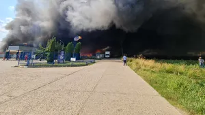 VIDEO Incendiu puternic, cu mari degajări de fum, la un depozit de materiale plastice din Alba Iulia / Mesaj RO-ALERT
