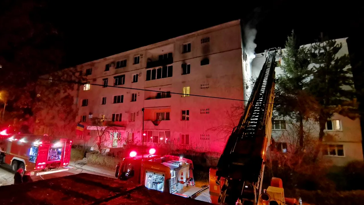 Un incendiu a izbucnit, de la o lumânare, într-un bloc din Cluj-Napoca | FOTO