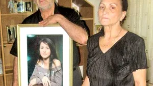 Zeci de persoane o conduc pe mama Mădălinei Manole pe ultimul drum 