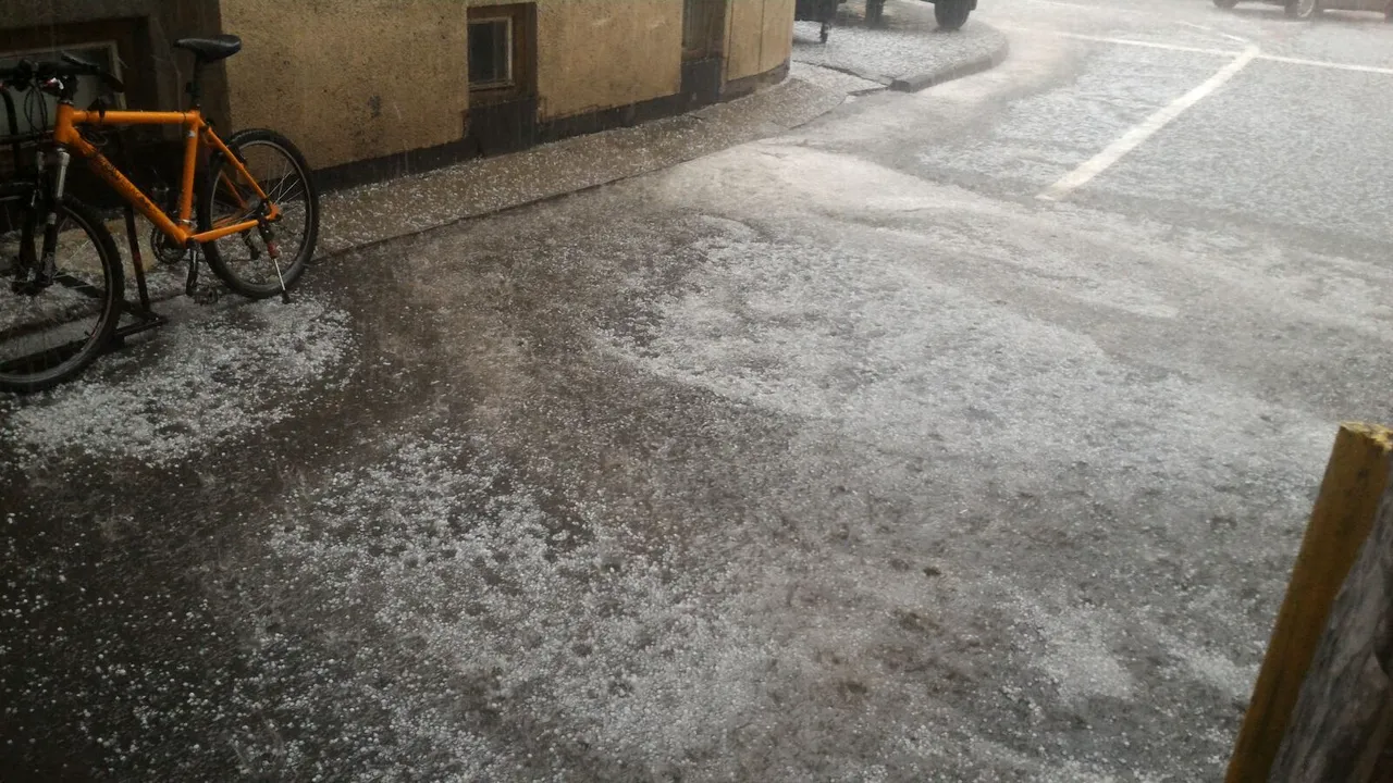 Cluj: Subsoluri inundate în urma unei ploi torenţiale. 50 de apeluri în 30 de minute la ISU - FOTO