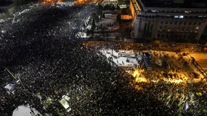 VIDEO Peste 100.000 de oameni au protestat, miercuri, în faţa Guvernului, nemulţumiţi faţă de adoptarea ordonanţei de urgenţă privind modificarea Codurilor penale