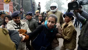 Zeci de oameni care protestau împotriva noii legi a cetăţeniei, reţinuţi de poliţie în New Delhi. FOTO, VIDEO