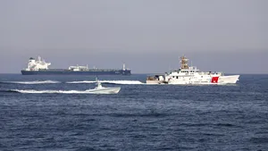 Trei petroliere s-au îndepărtat rapid de Strâmtoarea Hormuz în urma tensiunilor din Orientul Mijlociu