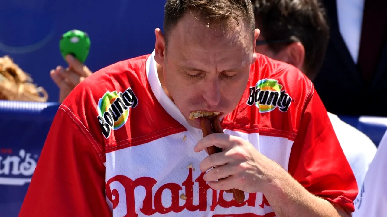 Concurs de mâncat hotdogi 2021. Câştig pentru a 14-a oară pentru campionul mondial. Câţi hotdogi a devorat în doar zece minute FOTO