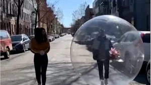 Dragoste în carantină, cu drone şi baloane uriaşe: povestea unor newyorkezi a devenit virală