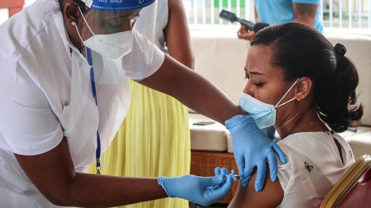 Una dintre cele mai vaccinate ţări se confruntă cu un nou focar COVID-19. 33% din cazuri au fost complet vaccinate