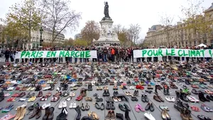 PROTEST INEDIT la Paris: Manifestanţii au lăsat mii de perechi de pantofi în Piaţa Republicii - GALERIE FOTO
