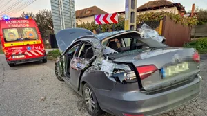Container căzut de pe o platformă peste un autoturism, la ieșirea de pe A1 spre Vâlcea. Trei persoane, transportate la spital