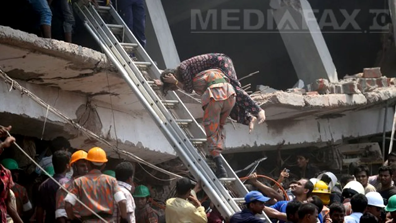 INCENDIU la locul tragediei din Bangladesh: O femeie care tocmai era scoasă dintre dărâmături a murit