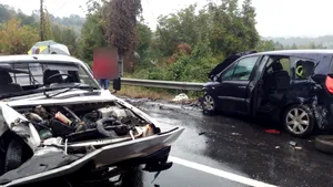 Accident în lanţ pe Valea Oltului: Cinci răniţi, între care un copil de 4 ani, după impactul dintre trei maşini | FOTO