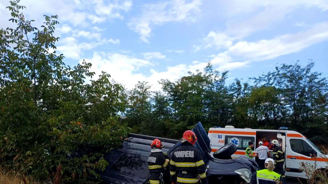Accident rutier în Iași: un microbuz cu șase persoane la bord s-a răsturnat