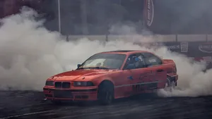 Şoferi agresivi prinşi în flagrant în Bucureşti. Drifturi şi slalom printre maşini 