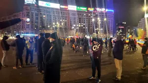 Protest organizat de AUR în Piaţa Victoriei. George Simion: Hoţii vor să dea un OUG noaptea