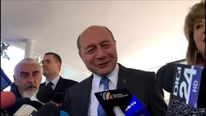 Incident NEPLĂCUT pentru Traian Băsescu în secţia la care a mers să voteze. Fostul preşedinte a reacţionat dur: Prostia nu poate să te deranjeze, poţi doar să o compătimeşti