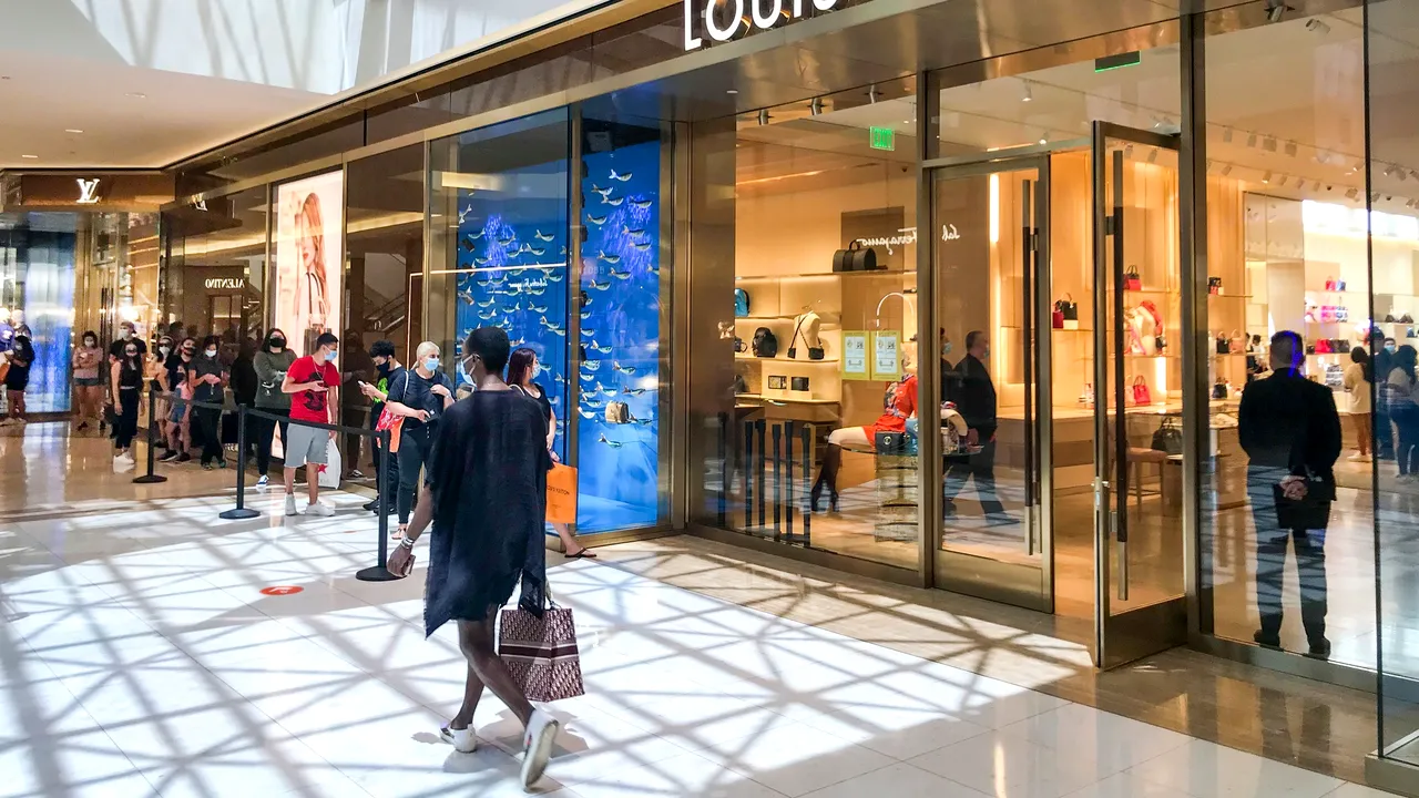 Pandemia pune luxul pe pauză: COVID-19 afectează drastic veniturile Louis Vuitton