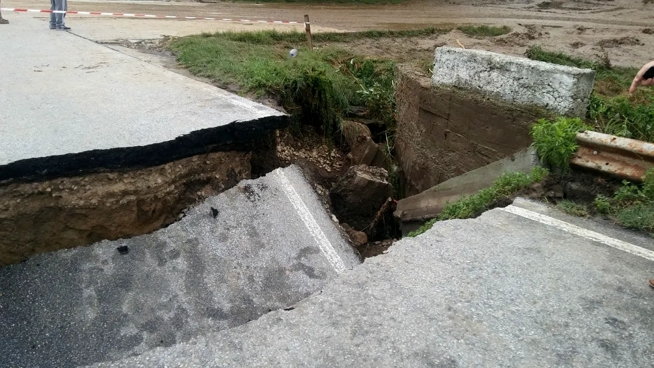 Drum judeţean închis în Teleorman, după formarea unui crater de doi metri în carosabil