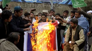 Manifestaţiile împotriva Charlie Hebdo continuă: Marş de mii de persoane în Pakistan şi de sute de mii în Cecenia - FOTO