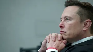 Elon Musk, criticat de Biden pentru că Twitter răspândeşte minciuni 