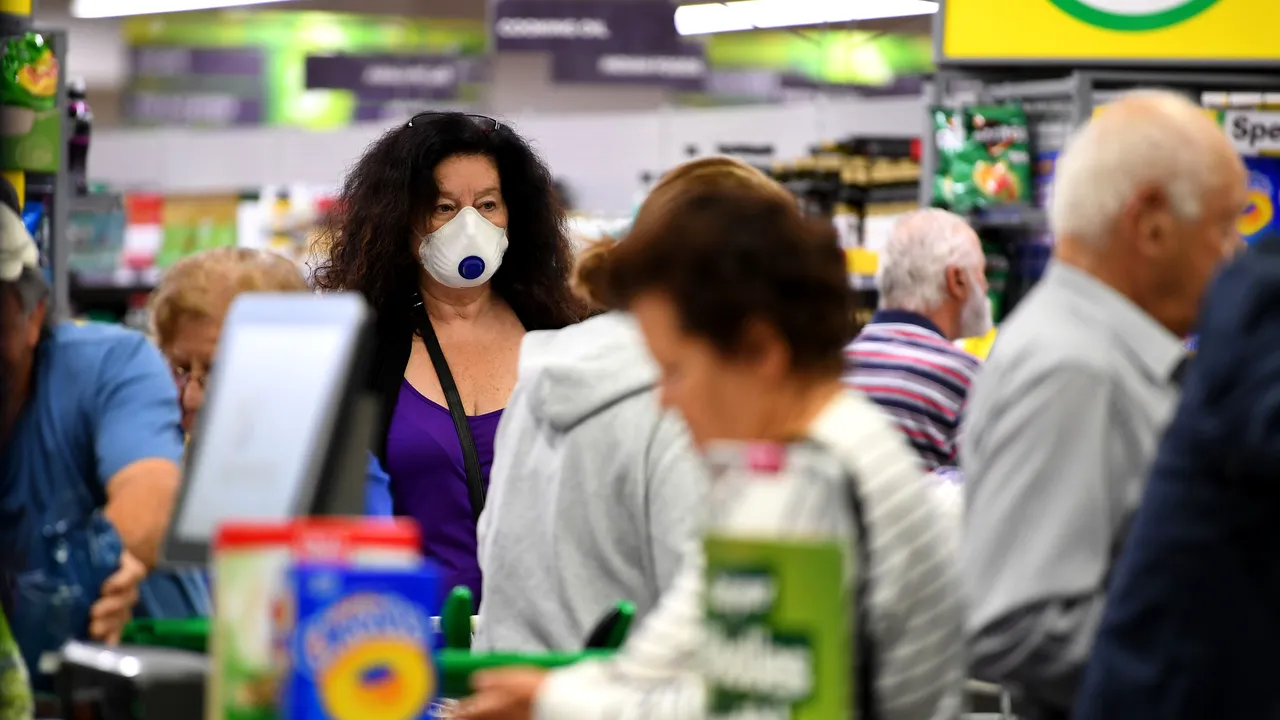 O angajată a unui supermarket este bolnavă de COVID-19. Ce se întâmplă cu persoanele cu care a intrat în contact