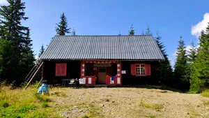 Prima cabană montană construită în România, în 1880, se află în judeţul Sibiu, la 1.540 m altitudine