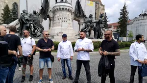 Protest al bucătarilor în Piaţa Unirii din Cluj. Ei cer deschiderea urgentă a restaurantelor cu bucătării 