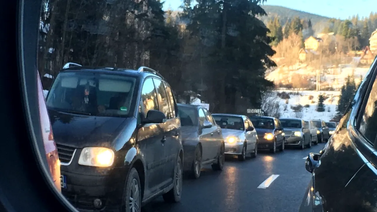 Trafic rutier intens pe DN1. S-a format o coloană de maşini în mişcare la Comarnic/ Coloane de maşini pe Valea Prahovei. Se circulă cu 10-20 km/h