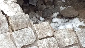 O bucată din pietonala din centrul Iaşului s-a surpat. Perimetrul a fost securizat | FOTO