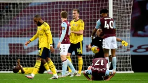 Aston Villa se saltă din zona retrogradării după victoria cu Arsenal. „Tunarii” rămân blocaţi la mijlocul clasamentului în Premier League