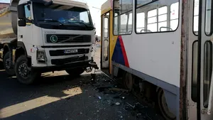 O basculantă şi un tramvai în care se aflau 30 de călători s-au ciocnit pe o stradă din Ploieşti. FOTO