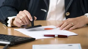 Ce hârtii ''taie'' Guvernul: Copiile legalizate la notar vor fi istorie. Se vor primi documente şi în format electronic, iar plata amenzilor şi taxelor de timbru se va putea face online