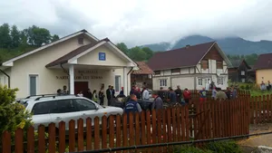 Doi tineri au murit după ce maşina lor s-a răsturnat în curtea unei case de rugăciune