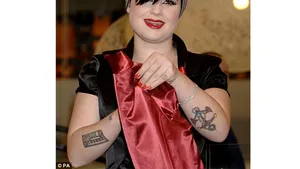 După ce a slăbit dramatic, Kelly Osbourne îşi scoate tatuajele - FOTO