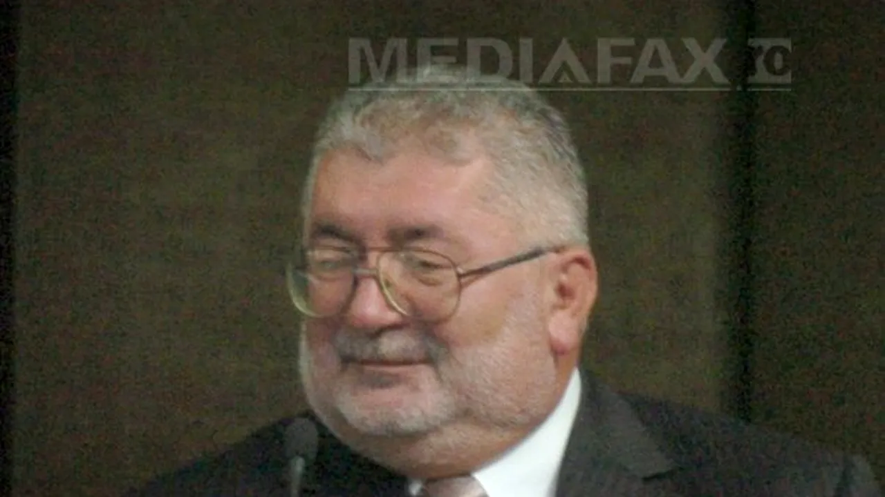 Preşedintele Băsescu îl decorează pe Viorel-Mihai Ciobanu, fost judecător la CC în 1992-1998