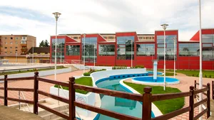 După şapte ani de lucrări: Ştrand făcut lângă un SPA, nefuncţional deşi a fost inaugurat, deschis spre vizitare înainte de europarlamentare| FOTO