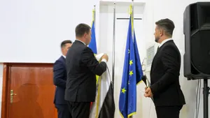GAFĂ DE PROTOCOL la inaugurarea Consulatului Onorific al Estoniei la Constanţa, în prezenţa Vioricăi Dăncilă/ Drapelul Estoniei a fost arborat greşit | VIDEO