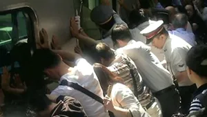 Salvare miraculoasă: Zeci de oameni au ridicat un vagon de 32 de tone pentru a elibera o femeie căzută pe şine - VIDEO