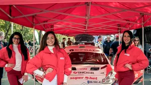 Spectacol lângă Arcul de Triumf, în weekend: piloţi valoroşi şi maşini puternice