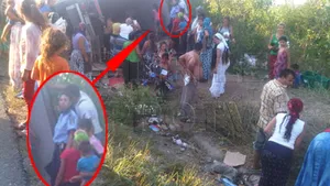 Tâlhărie asistată de poliţişti: Cum au furat zeci de romi dintr-un camion răsturnat într-un şanţ - FOTO
