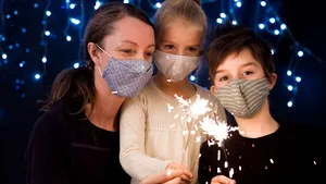 Singur acasă, de Revelion. Mulţi români au spus „La mulţi ani, 2021!” în pijamale, din faţa televizorului