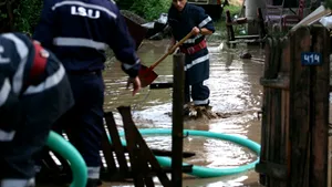 Un zid al unei case din Râşnov s-a prăbuşit din cauza alunecărilor de teren activate de ploi