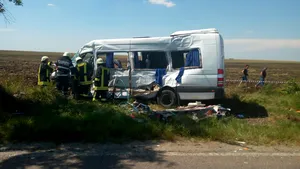 ACCIDENT grav în Teleorman, după ce un TIR a lovit un microbuz | UPDATE: O persoană a murit. 13 persoane sunt rănite, dintre care 2 copii sunt în stare gravă  - FOTO VIDEO