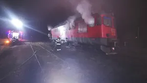 Incendiu la o locomotivă în Oradea. Intervenție rapidă a pompierilor în Gara Episcopia