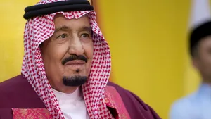 Un rege saudit călătoreşte însoţit de 1.000 de persoane, bagaje de 506 tone şi două limuzine