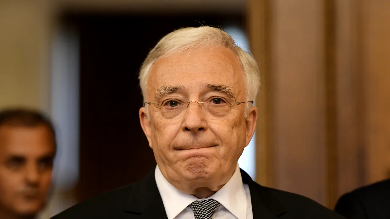 COMENTARIU Marius Oprea: Klaus şi Manole, în lupta pentru ”merele de aur”