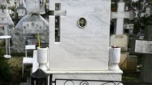 Lugoj: Inele din bronz, furate de la criptele din două cimitire