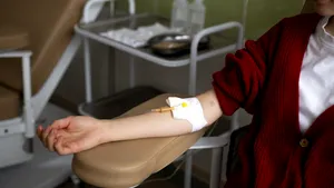 Blocată în Dubai din cauza războiului, o femeie a reușit să ajungă acasă pentru a dona măduvă tatălui bolnav