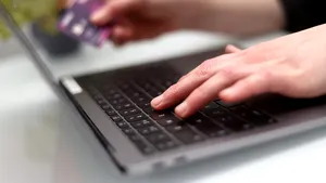 Platforma Booking.com a fost amendată de autorităţile din Ungaria cu 6.1 milioane de lire sterline. Care este motivul