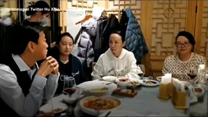 Shuai Peng, în imagini furnizate de China. Sportiva apare zâmbind, făcând cu mâna şi semnând autografe pentru copii