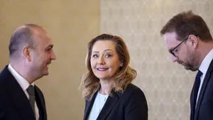 Lasconi îi răspunde lui Ciolacu: Numele meu este Elena Lasconi, nu Klaus Iohannis